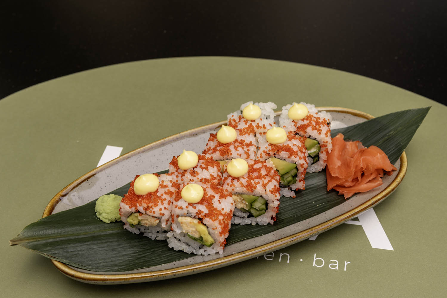 Πιατέλα με sushi rolls στο LUMA